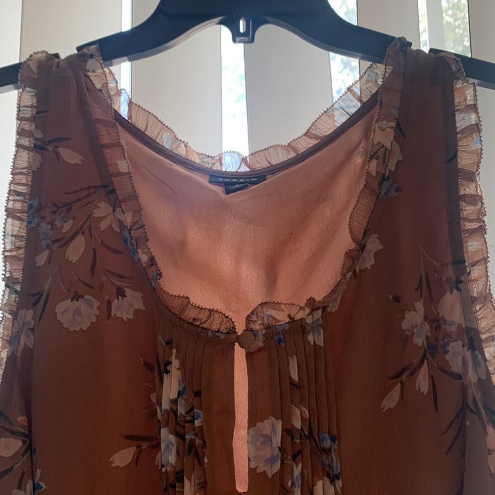 TORRID never worn PLUS SIZE sleeveless blouse - Mauve with flowers